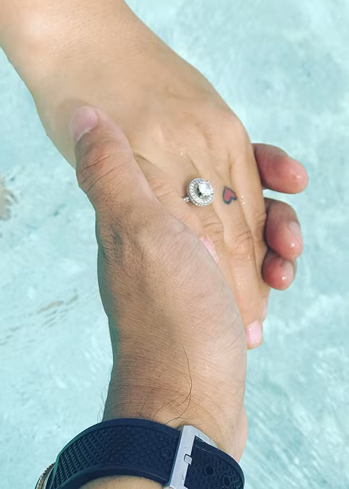 MC Phan Anh dành lời ngọt ngào cho bà xã: “Kỷ niệm 12 năm ngày cưới, nàng đánh dấu bằng một sự kiện đặc biệt: hủy kết bạn trên facebook. Chẳng hiểu vì sao và cũng chẳng biết nói gì với đằng ấy, nhưng thôi, hẹn 2 tiếng nữa mình gặp nhau. Gần 20 năm biết, rồi yêu và lấy nhau thăng trầm cũng đủ cả để hiểu có nhau trong đời vốn đã là may mắn, duyên nợ và hạnh phúc lắm!”.