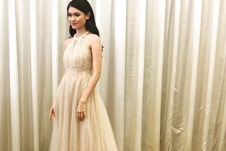 Á hậu Thùy Dung khoe hình ảnh rạng rỡ sau khi trở về Việt Nam từ cuộc thi Hoa hậu Quốc tế 2017.