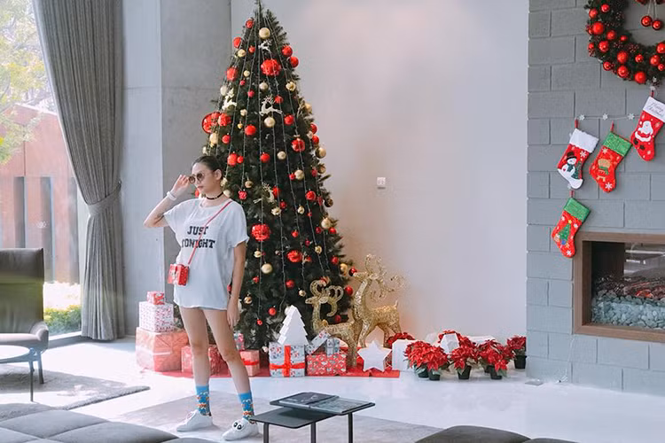 Võ Hoàng Yến chia sẻ cô đã cảm nhận được không khí Giáng sinh năm nay đang tới gần.