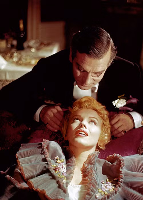 Nhiếp ảnh gia Milton ghi lại khoảnh khắc Marilyn nhìn bạn diễn Laurence Olivier trên phim trường “The Prince and the Showgirl” năm 1956.