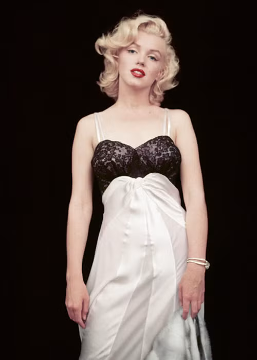 Marilyn thậm chí từng sống tại nhà của vợ chồng nghiếp ảnh gia Milton - Amy cùng con trai của cặp đôi Joshua tại Connecticut trong suốt năm 1957.