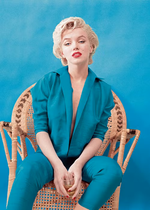 Trong một buổi chụp studio vào tháng 3/1955, Marilyn diện áo vest và quần cùng tông màu xanh.