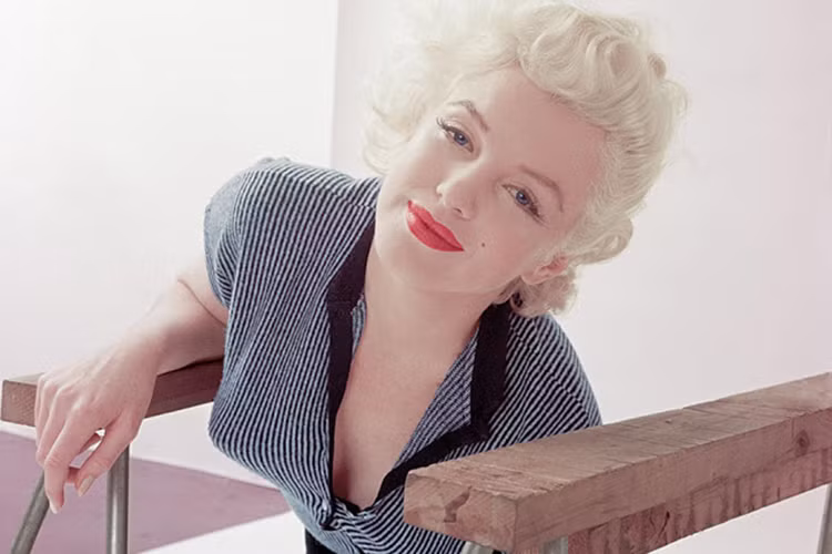 Milton Greene chụp bức ảnh này trong studio vào ban ngày và sau đó chỉnh sửa tại nhà riêng ở Weston, Connecticut vào tháng 12/1955.