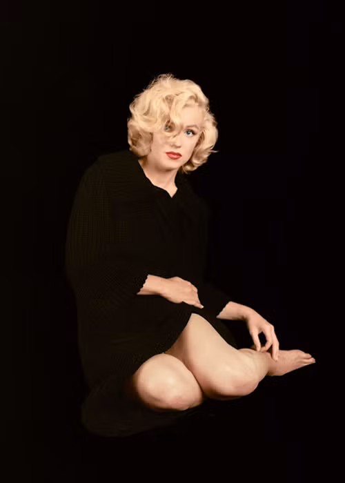 Bức ảnh chụp Marilyn Monroe mặc áo khoác len trong buổi chụp ảnh cho tạp chí Look được thực hiện bởi nhiếp ảnh gia Milton.