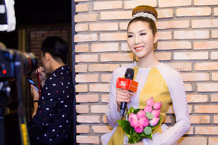 Chân dài 8x rạng rỡ khi trả lời phỏng vấn của báo chí truyền thông trong dịp hiếm hoi về nước.