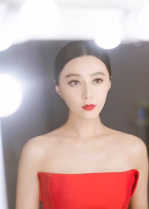 Bộ ảnh trong studio của Phạm Băng Băng vừa được đăng tải trên Sina và lập tức khiến người hâm mộ chú ý. Ảnh: Sina