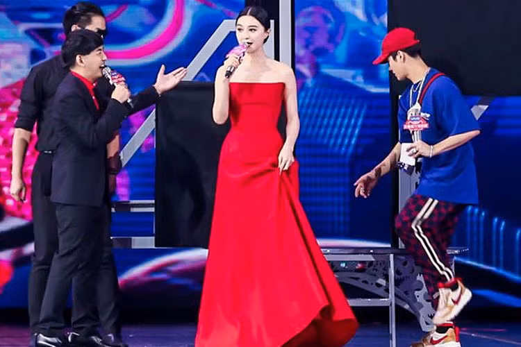 Trên sân khấu, "nữ hoàng giải trí" xứ Trung vui vẻ giao lưu với các khán giả tại sự kiện. Ảnh: Ifeng