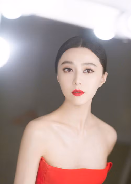 “Nữ hoàng giải trí” xứ Trung được fans khen ngợi xinh đẹp tựa Bạch Tuyết bước ra từ câu chuyện cổ tích. Ảnh: Sina