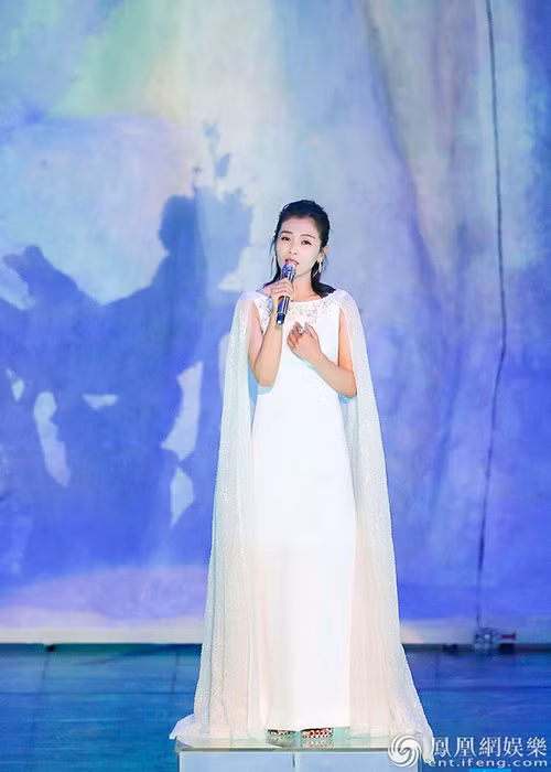 Lưu Đào cũng xuất hiện trong chương trình. Nữ diễn viên phim “Thiên long bát bộ” diện bộ đầm trắng thướt tha. Ảnh: Ifeng