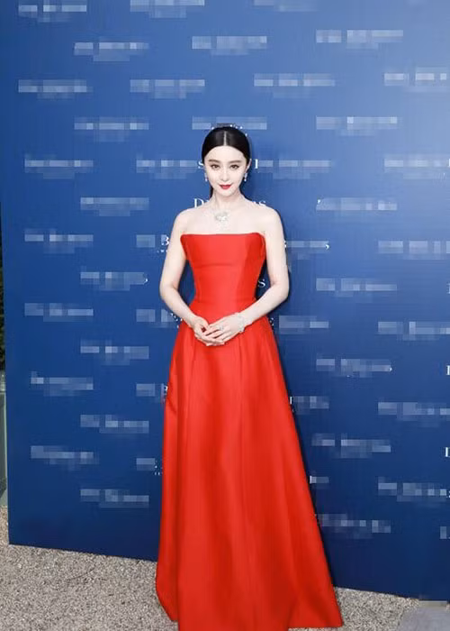 Sở hữu gương mặt xinh đẹp cùng vóc dáng thon gọn, Phạm Băng Băng luôn trở thành tâm điểm mỗi khi xuất hiện tại sự kiện. Ảnh: Sina