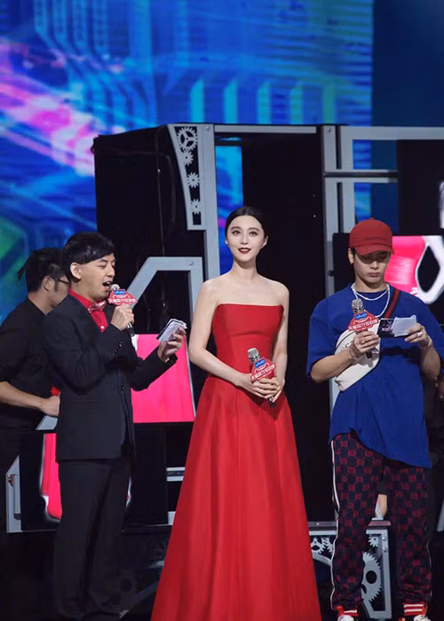 Xuất hiện tại sự kiện, Phạm Băng Băng diện váy cúp ngực gợi cảm khiến người đối diện khó rời mắt. Ảnh: Sina