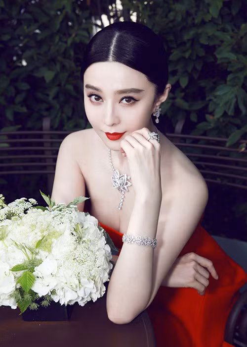 Phạm Băng Băng khoe làn da trắng sứ được cô chăm sóc cẩn thận trong nhiều năm qua. Ảnh: Sina