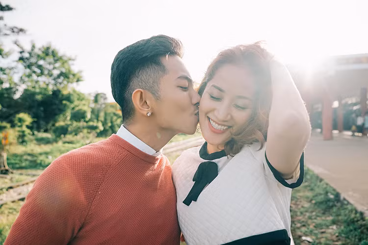 Phan Hiển dành lời ngọt ngào cho bà xã Khánh Thi: “Anh yêu màu nắng hay màu mắt em”.