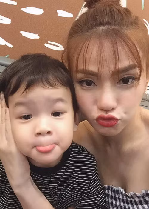 Giọng ca “Kẹo ngọt” làm đám cưới với mối tình đầu kéo dài 12 năm của mình vào tháng 10/2014. Tháng 4/2015, ca sĩ Thu Thủy sinh con trai đầu lòng.