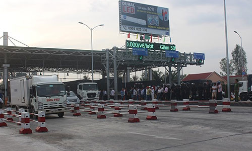 BOT Cai Lậy lần thứ 2 trong ngày phải xả trạm. (Ảnh: ĐÔNG HÀ)