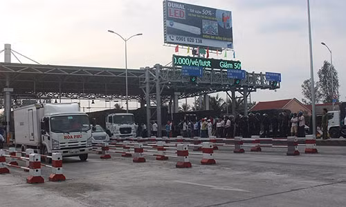 BOT Cai Lậy lần thứ 2 trong ngày phải xả trạm. (Ảnh: ĐÔNG HÀ)