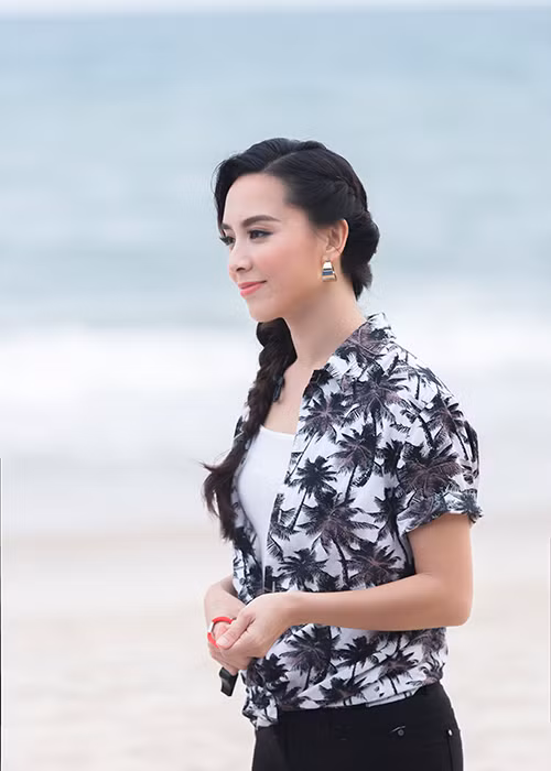 Người đẹp sinh năm 1989 bước ra từ cuộc thi Hoa hậu Hoàn vũ Việt Nam với danh hiệu á hậu mùa giải năm 2008.