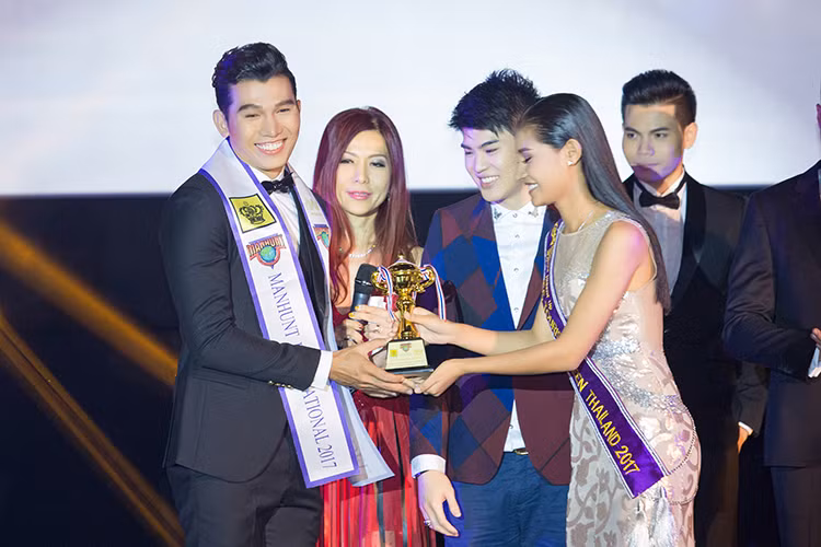 Ngọc Tình chia sẻ thêm: “Lúc này, cảm xúc của Tình thật sự là vui buồn lẫn lộn, vui vì chiến thắng bất ngờ nhưng lại quá mệt vì suốt mấy ngày tập luyện, thi đấu không có chút thời gian hở ra nữa”.