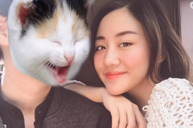 Văn Mai Hương không tiết lộ danh tính và hình ảnh bạn trai trước công chúng. Mỗi khi chia sẻ hình ảnh người yêu trên trang cá nhân, nữ ca sĩ luôn che gương mặt của anh bằng những biểu tượng ngộ nghĩnh. Ảnh: FBNV