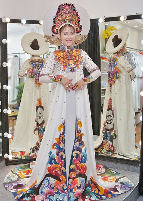 Mới đây, Phi Thanh Vân bất ngờ đi thử trang phục để chuẩn bị cho cuộc thi Hoa hậu Doanh nhân Thế giới người Việt tại Mỹ. Người đẹp cho hay cô định thi hoa hậu cách đây nửa năm. Ảnh: Thế giới điện ảnh