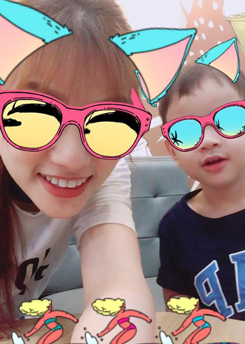 Con trai Thu Thủy càng lớn càng kháu khỉnh. Theo lời nữ ca sĩ, bé rất hiếu động, thích chạy nhảy.