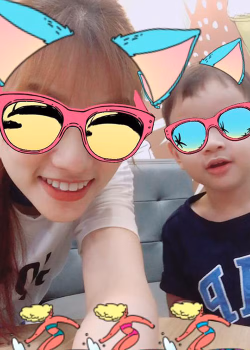 Con trai Thu Thủy càng lớn càng kháu khỉnh. Theo lời nữ ca sĩ, bé rất hiếu động, thích chạy nhảy.