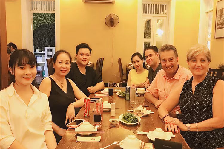 Tháng 6/2017, bố mẹ của Nick Mansor từ New Zealand bay sang Việt Nam để gặp gỡ Trương Phương và gia đình của cô. Ảnh: FBNV