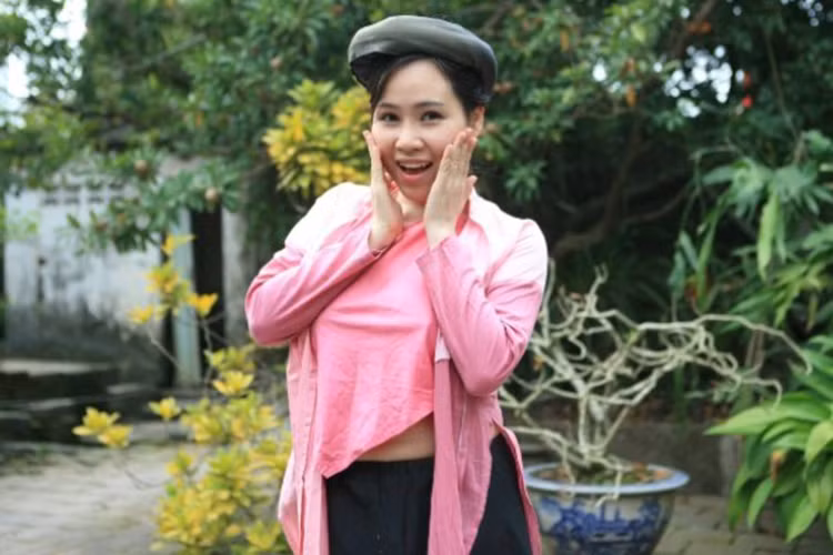 Diễn viên Trương Phương đang gây chú ý khi tham gia bộ phim “Thương nhớ ở ai”. Trong phim, cô đóng vai bà cán bộ xã Tí Hin ăn mặc gợi cảm. Ảnh: Thể thao văn hóa