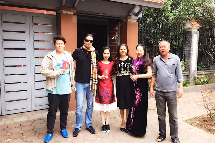 Dịp Tết Nguyên Đán 2017, Nick Mansor công khai xuất hiện bên gia đình của Trương Phương. Ảnh: FBNV