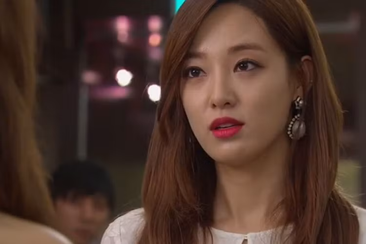 Bạn gái tin đồn của G-Dragon còn từng tham gia diễn xuất trong các bộ phim: “Ông hoàng khách sạn”, “The King”, “Saimdang - Light's Diary”. Ảnh: chụp màn hình