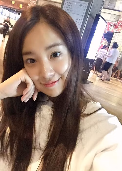 Ngoài đời, Lee Joo Yeon thường xuyên để mặt mộc và ăn mặc khá giản dị. Ảnh: Instagram nhân vật