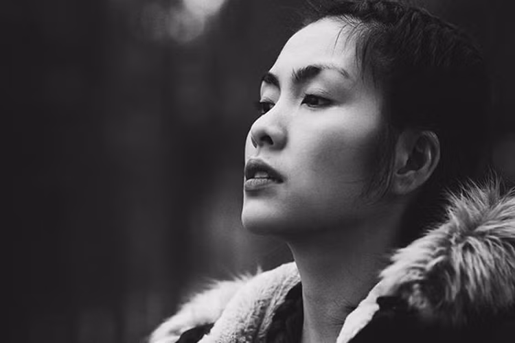 Tăng Thanh Hà tâm sự: “Chắc già rồi chỉ muốn chọn con đường mỗi ngày đều mỉm cười khi thức dậy, đến những nơi và làm những việc khiến bản thân cảm thấy hạnh phúc, gặp gỡ những người mà ở bên họ được là chính mình, nơi mà không cần giải thích, thanh minh hay phải cố gắng tạo ấn tượng tốt. Muốn lắng nghe và sống cho bản thân mình nhiều hơn”.