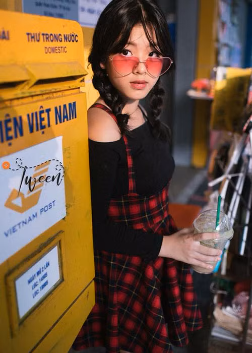 Hồng Khanh - con gái nghệ sĩ Chiều Xuân chụp ảnh chất lừ.