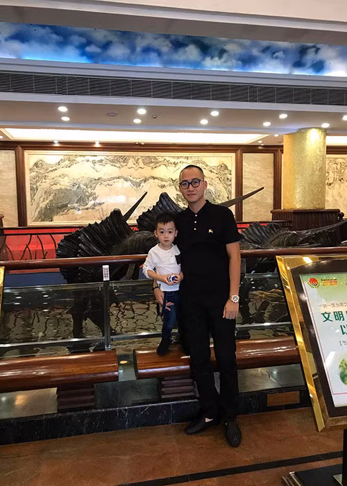 Con trai cựu người mẫu Ngọc Thạch du lịch Trung Quốc cùng bố mẹ.