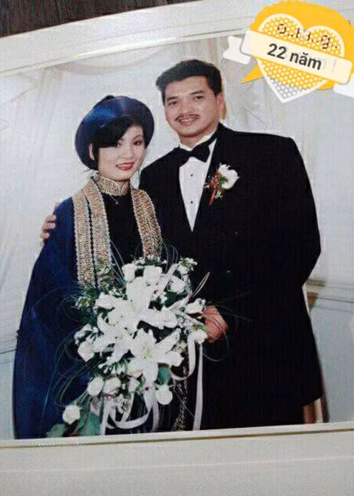 Vợ chồng Quang Minh - Hồng Đào tròn 22 năm kết hôn.