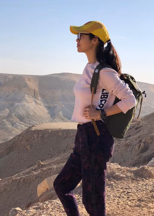 Hoàng My tâm sự: “Tuổi thanh xuân của tôi cũng là những tháng ngày lang thang trên sa mạc, tìm kiếm, lắng nghe gió cát và tiếng nói thẳm sâu bên trong mình. Cũng như Santiago (Nhà Giả Kim), tôi đã bán đi bầy cừu để tìm kiếm một kho báu viễn vông mà tôi tin là có thật”.