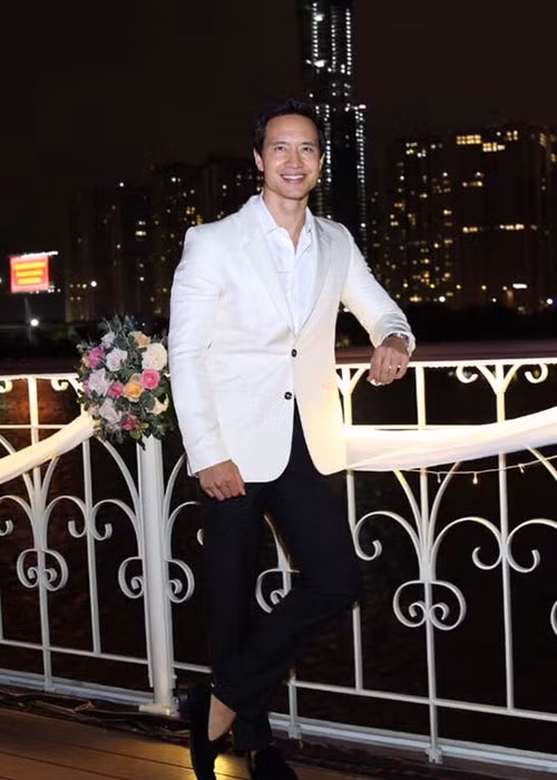 Kim Lý tươi rói sau khi công khai yêu Hồ Ngọc Hà.