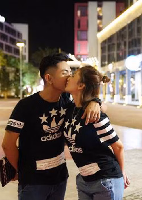 Vợ chồng sao Việt Khánh Thi - Phan Hiển hôn nhau tình tứ trên phố.