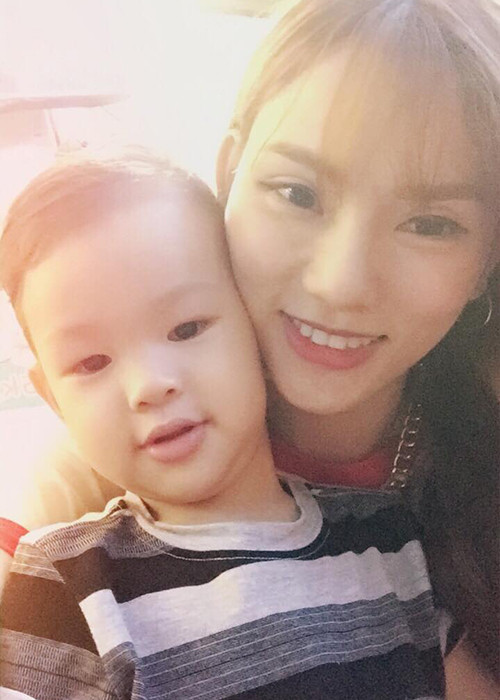 Con trai Thu Thủy sở hữu gương mặt giống hệt bố. Thậm chí, nữ ca sĩ từng nói vui rằng cô đã “đẻ mướn”.