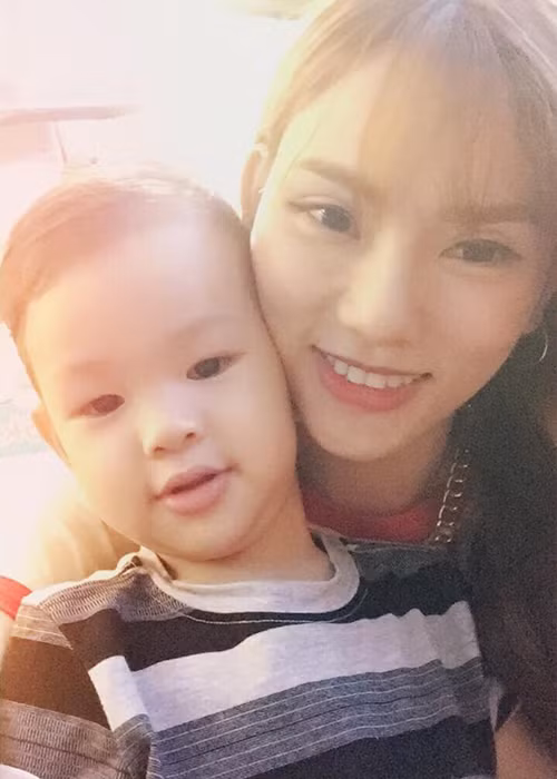 Con trai Thu Thủy sở hữu gương mặt giống hệt bố. Thậm chí, nữ ca sĩ từng nói vui rằng cô đã “đẻ mướn”.