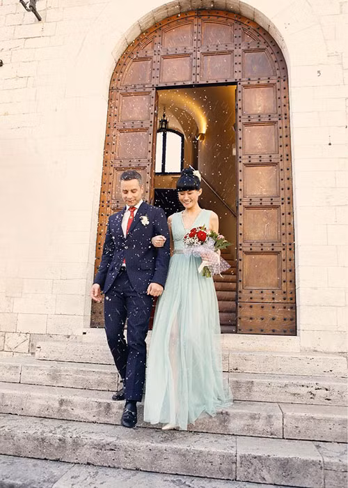 Trước đó, vào ngày 23/4/2017, Kha Mỹ Vân và ông xã ngoại quốc đã đăng ký kết hôn tại thành phố Assisi, Italy.