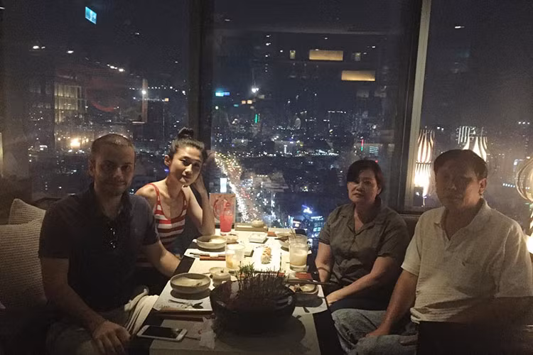 Gần đây, chân dài sinh năm 1989 chia sẻ hình ảnh cùng chồng dùng bữa cùng bố mẹ tại Việt Nam.