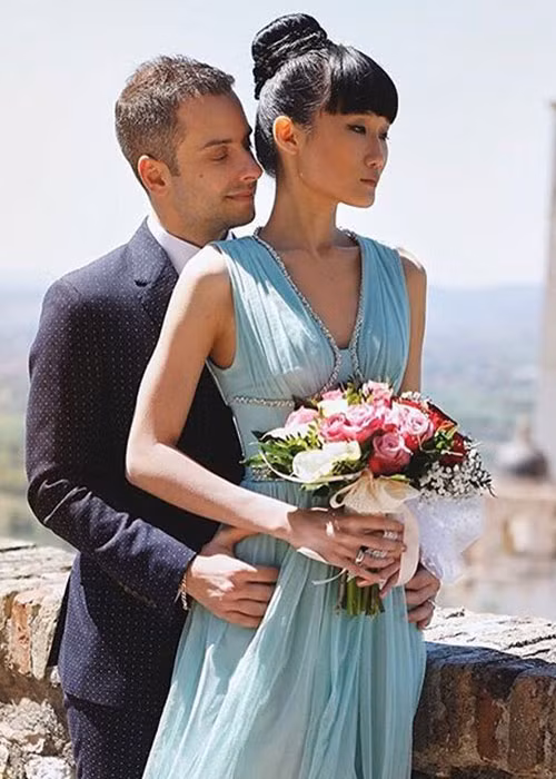 Khi Kha Mỹ Vân đăng tải hình ảnh đăng ký kết hôn lên trang cá nhân, đông đảo người hâm mộ, bạn bè chúc mừng cô đã tìm được bến đỗ bình yên.