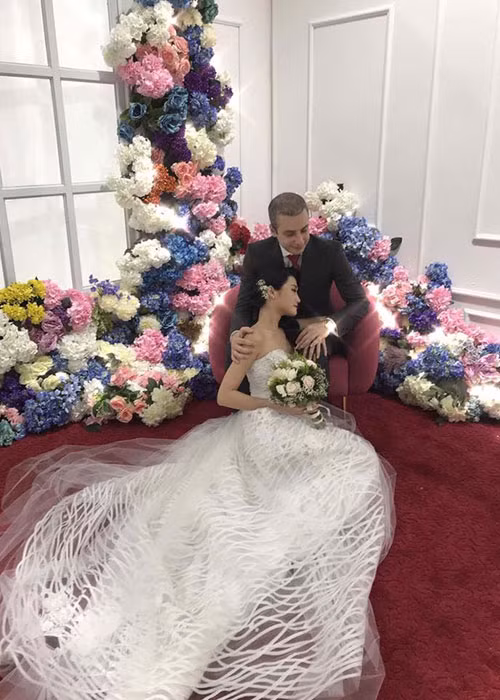 Ngoài ra, thiệp cưới của Á quân Vietnam’s Next Top Model 2011 cũng được đăng tải. Theo đó, Kha Mỹ Vân sẽ làm đám cưới vào ngày 9/11 tới đây.