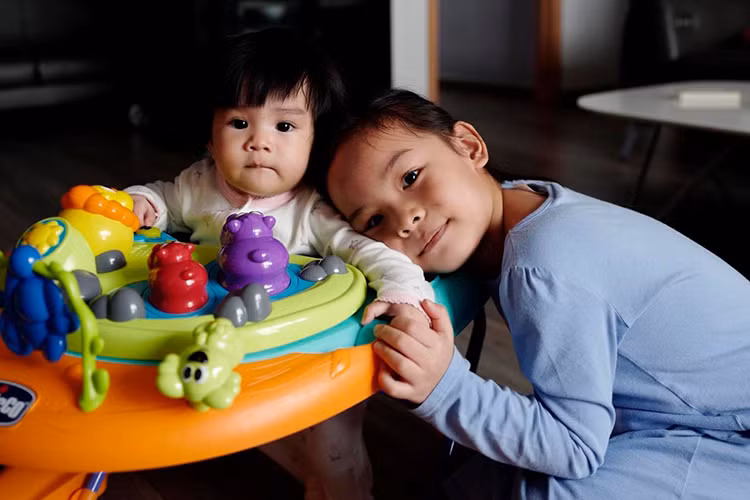 Đạo diễn Quang Huy đăng tải hình ảnh hai cô con gái ngày càng xinh xắn của anh.