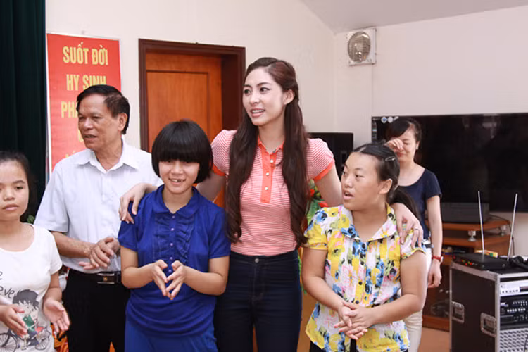 Bị chê về nhan sắc và phong cách thời trang, Đặng Thu Thảo cố gắng hoàn thiện bản thân. Cô ghi điểm khi đã giành số tiền thưởng từ danh hiệu Hoa hậu Đại dương 2014 để làm từ thiện và sau đó liên tục tham gia hoạt động thiện nguyện. Ảnh: Zing