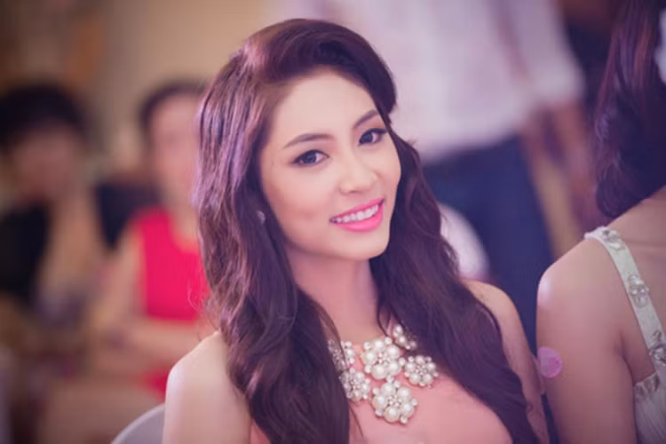 Người đẹp sinh năm 1995 cũng không được đánh giá cao về phong cách thời trang khi thường xuyên chọn trang phục sến súa cùng kiểu trang điểm quá già dặn. Ảnh: Thể thao và văn hóa