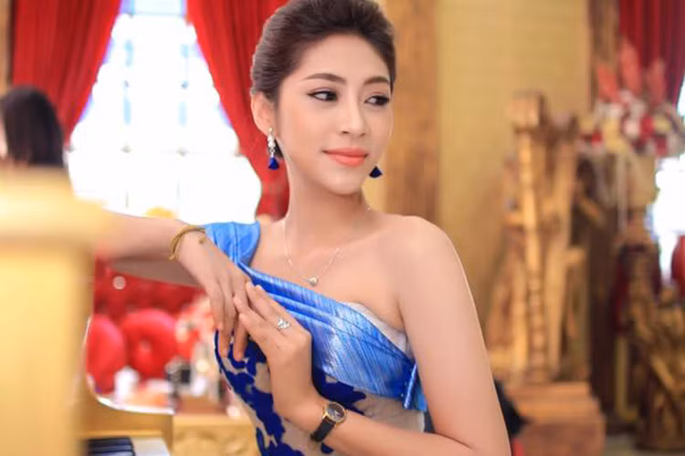 Đặng Thu Thảo từng chia sẻ, danh hiệu Hoa hậu Đại dương 2014 đã giúp cô và gia đình thoát khỏi cảnh nghèo khó. Bố mẹ của người đẹp không còn bán cơm và chị gái cũng bớt vất vả hơn khi Thu Thảo có kinh tế ổn định. Ảnh: FBNV