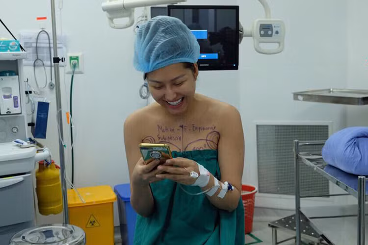 Sau không ít lần phẫu thuật thẩm mỹ, Phi Thanh Vân dường như vẫn chưa hài lòng với nhan sắc hiện tại của mình. Tháng 7/2017, cô tuyên bố “đập đi xây lại". Ảnh: FBNV