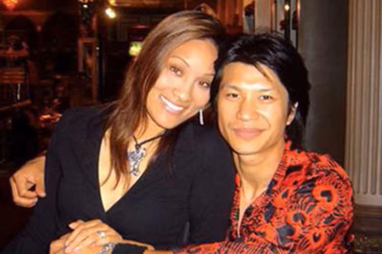 Dustin Nguyễn và Angela Rockwood gặp nhau lần đầu tiên vào năm 1998. Sau 3 năm hẹn hò, cả hai quyết định tiến tới hôn nhân. Tuy nhiên, khi đi chọn váy cưới, Angela gặp tai nạn giao thông và sau đó bị liệt hai chân. Ảnh: Zing